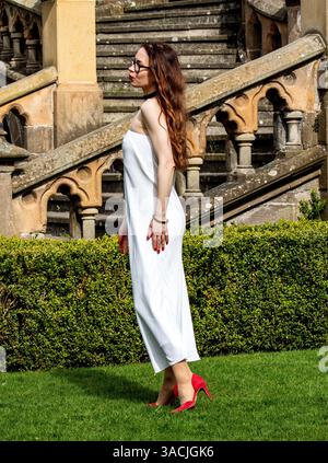 Dundee, Tayside, Scozia, Regno Unito. 4 aprile 2025. Meteo nel Regno Unito: Fresca brezza primaverile con occasionali raggi del sole con un'elegante donna Ucraina coraggiosamente in piedi per le fotografie all'esterno delle gallerie d'arte Dundee McManus. Crediti: Dundee Photographics/Alamy Live News Foto Stock