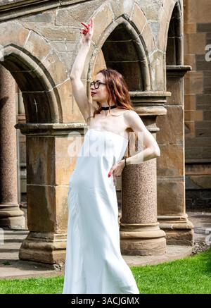 Dundee, Tayside, Scozia, Regno Unito. 4 aprile 2025. Meteo nel Regno Unito: Fresca brezza primaverile con occasionali raggi del sole con un'elegante donna Ucraina coraggiosamente in piedi per le fotografie all'esterno delle gallerie d'arte Dundee McManus. Crediti: Dundee Photographics/Alamy Live News Foto Stock