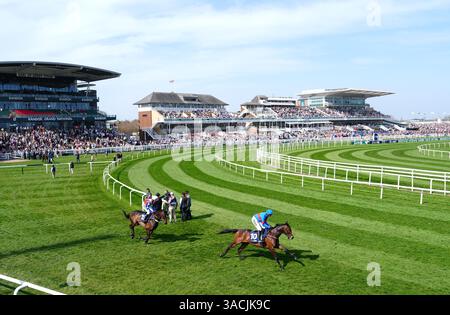 I corridori e i piloti si metteranno davanti all'ostacolo William Hill handicap il secondo giorno del Randox Grand National Festival all'Aintree Racecourse di Liverpool. Data foto: Venerdì 4 aprile 2025. Foto Stock