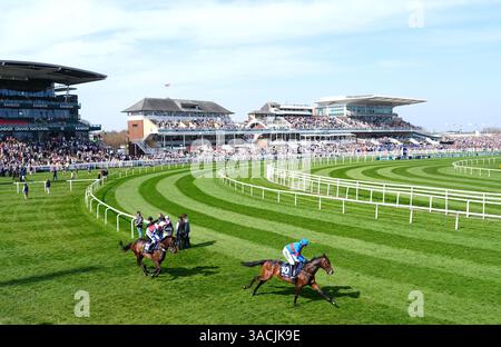 I corridori e i piloti si metteranno davanti all'ostacolo William Hill handicap il secondo giorno del Randox Grand National Festival all'Aintree Racecourse di Liverpool. Data foto: Venerdì 4 aprile 2025. Foto Stock
