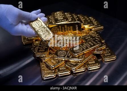 Monaco, Germania. 4 aprile 2025. Barre dorate di varie dimensioni sono collocate in una cassaforte su un tavolo presso il rivenditore di metalli preziosi Pro Aurum. Crediti: Sven Hoppe/dpa/Alamy Live News Foto Stock