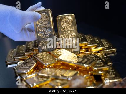 Monaco, Germania. 4 aprile 2025. Barre dorate di varie dimensioni sono collocate in una cassaforte su un tavolo presso il rivenditore di metalli preziosi Pro Aurum. Crediti: Sven Hoppe/dpa/Alamy Live News Foto Stock