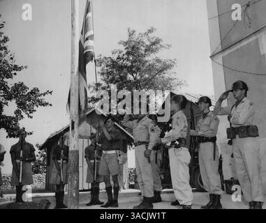 Le truppe inglesi e americane evacuano la prossima settimana gli italiani prenderanno il sopravvento -- Un soldato della regina Cameron highlanders solleva l'Union Jack in un avamposto sulla Morgan Line mentre sulla destra della foto si trova la guardia dell'esercito americano che viene ricevuta. Il 15 settembre, giorno della ratifica del Trattato italiano, questo avamposto sulla linea Morgan sarà presidiato da truppe italiane. Le truppe britanniche e americane consegneranno Pola agli jugoslavi, ma rimarranno con gli jugoslavi a presidiare il territorio libero di Trieste. 12 settembre 1947. (Foto di Associated Press Photo). Foto Stock