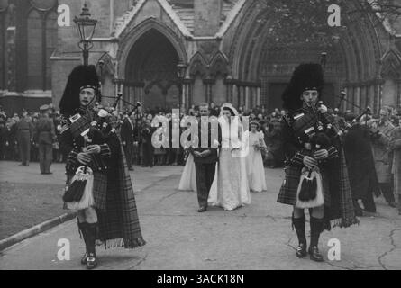 Ospiti reali al St Margaret Wedding. L'immagine mostra:- i piccioni delle guardie scozzesi suonano la sposa e lo sposo. Con i loro assistenti, da St. Margaret's, Westminster, dopo il matrimonio di questo pomeriggio (martedì). I membri della famiglia reale erano presenti a - giorno, martedì, a St. Margaret's, West Minster, quando Miss Myra Wernher, figlia di Sir Harold e Lady Zia Wernher di Therpe Lubenham Hall, Market. Marlborough. Era sposato con il maggiore David Butter M.C., lo Scots Guar Is. Alla presenza della sposa c'erano la primissima Alessandra di Kent e il suo giovane fratello, Price Michael. 5 novembre 1946. (PH Foto Stock