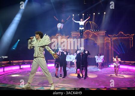 Monaco, Germania. 4 aprile 2025. Circustheater Bingo è sul ring all'evento stampa per la prima mondiale 'Farbenspiel-Gold Edition' al Circus Krone sul Theresienwiese. Crediti: Felix Hörhager/dpa/Alamy Live News Foto Stock