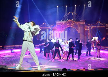 Monaco, Germania. 4 aprile 2025. Circustheater Bingo è sul ring all'evento stampa per la prima mondiale 'Farbenspiel-Gold Edition' al Circus Krone sul Theresienwiese. Crediti: Felix Hörhager/dpa/Alamy Live News Foto Stock