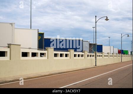 Camion parcheggiato nel parcheggio lungo la strada del terminal dei traghetti, Olbia, Sardegna, Italia Foto Stock
