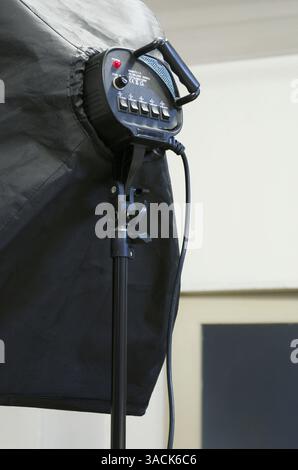 luce con scatola morbida sul piedistallo in uno studio fotografico Foto Stock