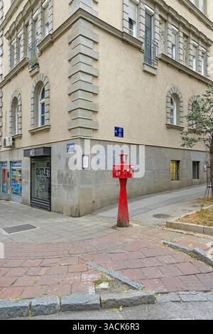 Belgrado, Serbia - 18 agosto 2024: Obsolete Firefighters Red Post Telephone Communication presso Prote Mateje e Njegoseva Street Corner nel centro città. Foto Stock