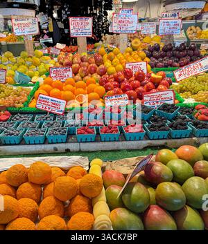 Esposizione del mercato agricolo che mostra molti tipi di frutta Foto Stock