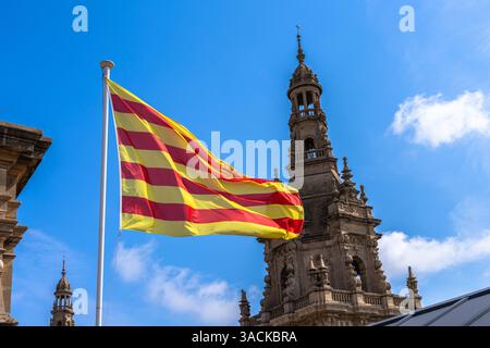 Bandiera della Catalogna in cima al Museo Nazionale d'Arte della Catalogna con la torre e il cielo blu sullo sfondo in estate, Barcellona, Spagna Foto Stock