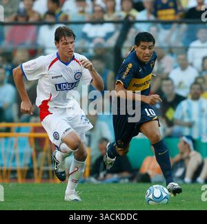 Juan Roman Riquelme (R) del Boca Juniors si batte per il ballo con Roberto Battion degli Argentinos Juniors, durante la loro partita di calcio in prima divisione argentina, a Buenos Aires, 17 febbraio 2008. Il Boca ha vinto 4-0. Foto di Alejadndro Pagni/PHOTOXPHOTO (immagine di credito: © PHOTOGRAPHER/Cal Sport Media) Foto Stock