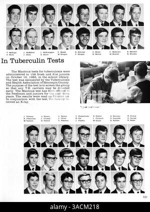 Questo annuario delle scuole superiori del 1966 cattura le attività, gli sport e le attrazioni accademiche della Benilde High, documentando la vita degli studenti durante l'anno scolastico 1965-1966. Foto Stock