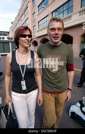 Da L a R): Erja Hakkinen (fin) e suo marito Mika Hakkinen (fin) nel paddock..Campionato del mondo di Formula 1, RD7, Gran Premio di Monaco, Monte-Carlo, Monaco, 31 maggio 2003..IMMAGINE DIGITALE (immagine di credito: ©Sutton Motorsports/ZUMA Press) Foto Stock