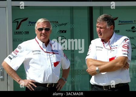 Da L a R): Ove Andersson (SWE) Toyota Team Principal e Norbert Kreyer (GER) Senior General Manager of Race and test Engineering..Formula 1 World Championship, Rd15, United States Grand Prix, Preparations, Indianapolis, USA, 25 settembre 2003..IMMAGINE DIGITALE (Credit Image: ©Sutton Motorsports/ZUMA Press) Foto Stock