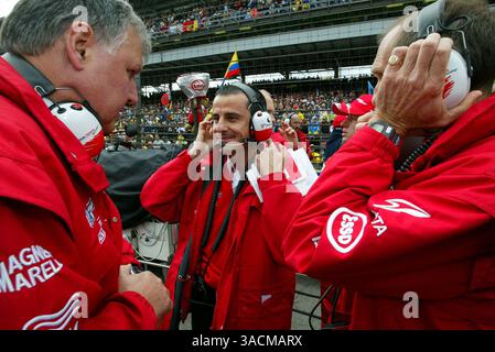 Da L a R): Norbert Kreyer (GER) Senior General Manager of Race and test Engineering, Ange Pasquali (fra) Toyota Team Manager e Humphrey Corbett (GBR) Toyota Race Engineer sulla griglia..Formula 1 World Championship, Rd15, United States Grand Prix, Race Day, Indianapolis, USA, 28 settembre 2003..IMMAGINE DIGITALE (Credit Image: ©Sutton Motorsports/ZUMA Press) Foto Stock