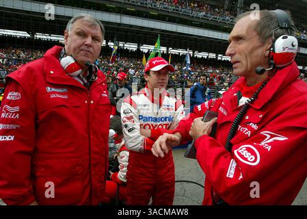 Da L a R): Norbert Kreyer (GER) Senior General Manager of Race and test Engineering, Olivier Panis (fra) Toyota e Humphrey Corbett (GBR) Toyota Race Engineer sulla griglia..Formula 1 World Championship, Rd15, United States Grand Prix, Race Day, Indianapolis, USA, 28 settembre 2003..IMMAGINE DIGITALE (Credit Image: ©Sutton Motorsports/ZUMA Press) Foto Stock
