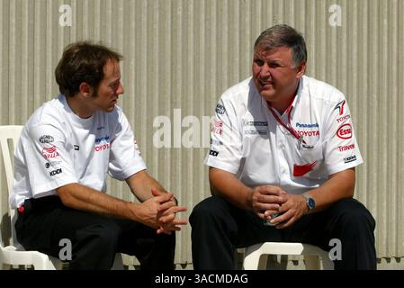 Da L a R): Cristiano da Matta (BRA) Toyota e Norbert Kreyer (GER) Senior General Manager of Race and test Engineering..Formula 1 World Championship, Rd15, United States Grand Prix, Preparations, Indianapolis, USA, 25 settembre 2003..IMMAGINE DIGITALE (Credit Image: ©Sutton Motorsports/ZUMA Press) Foto Stock