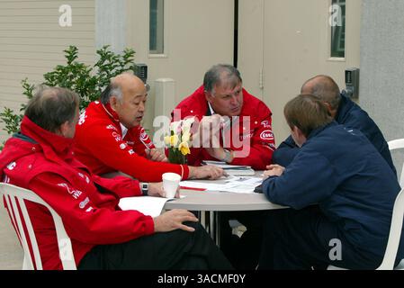 Norbert Kreyer (GER) Senior General Manager of Race and test Engineering e altri membri del personale Toyota discutono le tattiche nel paddock..Formula uno World Championship, Rd15, United States Grand Prix, Race Day, Indianapolis, USA, 28 settembre 2003..IMMAGINE DIGITALE (Credit Image: ©Sutton Motorsports/ZUMA Press) Foto Stock