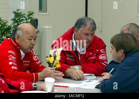 Norbert Kreyer (GER) Senior General Manager of Race and test Engineering e altri membri del personale Toyota discutono le tattiche nel paddock..Formula uno World Championship, Rd15, United States Grand Prix, Race Day, Indianapolis, USA, 28 settembre 2003..IMMAGINE DIGITALE (Credit Image: ©Sutton Motorsports/ZUMA Press) Foto Stock
