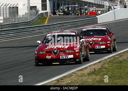 Gabriele Tarquini (ITA) Autodelta Alfa Romeo 156 GTA ha conquistato la vittoria davanti a Nicola Larini (ITA) Autodelta Alfa-Romeo 156 GTA in entrambe le gare..European Touring Car Championship, Estoril, Portogallo, 5 ottobre 2003..IMMAGINE DIGITALE (Credit Image: ©Sutton Motorsports/ZUMA Press) Foto Stock