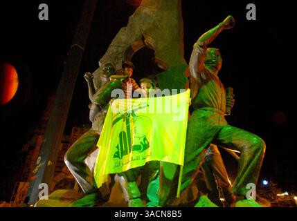15 agosto 2007 - Teheran, Iran - un bambino iraniano batte una bandiera di Hezbollah durante una manifestazione per commemorare il primo anniversario della fine della guerra dello scorso anno tra Hezbollah e Israele, durante una celebrazione a Teheran. (Immagine di credito: © Siavash Habibollahi/ZUMA Press) Foto Stock