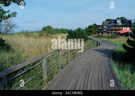 Molo di legno sulla costa baltica. Niendorf Foto Stock