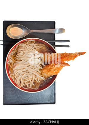 Tagliate a pezzi di tenpura soba giapponese in una ciotola di ceramica isolata bianca. Foto Stock