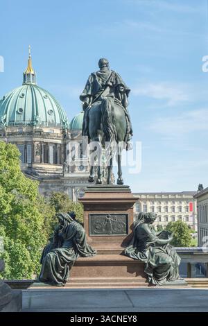 Vista posteriore della statua equestre di Federico Guglielmo IV di fronte alla Vecchia Galleria Nazionale di Berlino, Foto Stock