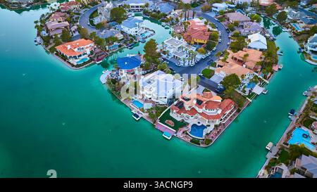 Volo delle residenze di lusso sul lungomare con canali e piscine Foto Stock