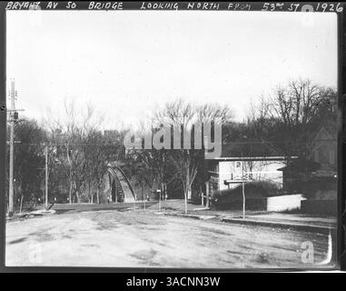 Questa immagine raffigura il ponte pedonale di Bryant Avenue sul Minnehaha Creek, guardando a nord dalla 53rd Street. Il ponte collega i quartieri e fornisce accesso pedonale attraverso il torrente. Foto Stock