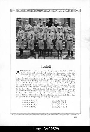 L'annuario 1921 Centralian documenta l'anno scolastico al Central High, mettendo in evidenza gli studenti, le facoltà, i club, l'atletica leggera, ed eventi del periodo 1920-1921. Presenta anche il ruolo degli studenti afroamericani nel plasmare la comunità scolastica. Foto Stock