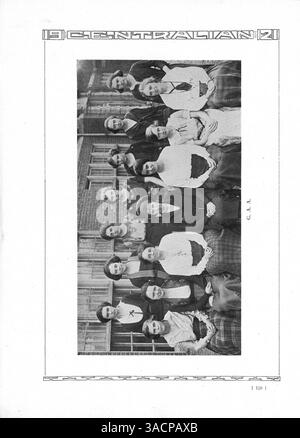 Il Centralian Yearbook del 1921 documenta la vita accademica, atletica ed extracurricolare della Central High School. Presenta il coinvolgimento degli studenti afroamericani nelle attività culturali della scuola e mette in evidenza il loro impatto sull'anno scolastico 1920-1921. Foto Stock