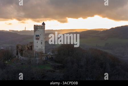 Immagine panoramica del vecchio castello di Olbrueck alla luce della sera a Eifel, Renania-Palatinato, Germania Foto Stock