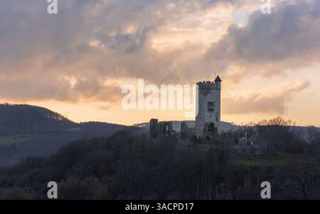 Immagine panoramica del vecchio castello di Olbrueck alla luce della sera a Eifel, Renania-Palatinato, Germania Foto Stock