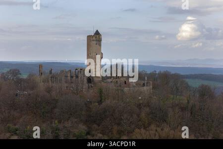 Immagine panoramica del vecchio castello di Olbrueck alla luce della sera a Eifel, Renania-Palatinato, Germania Foto Stock