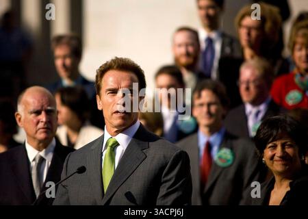 8 novembre 2007 - Sacramento, California, USA - il governatore ARNOLD SCHWARZENEGGER ha annunciato che la California ha intentato una causa contro l'Agenzia per la protezione ambientale degli Stati Uniti (EPA) per non aver agito sulla richiesta di rinuncia alle emissioni allo scarico della California durante il discorso dell'EPA tenuto a Sacr. California, l'8 novembre 2007. (Immagine di credito: © Afton Almaraz/ZUMA Press) Foto Stock