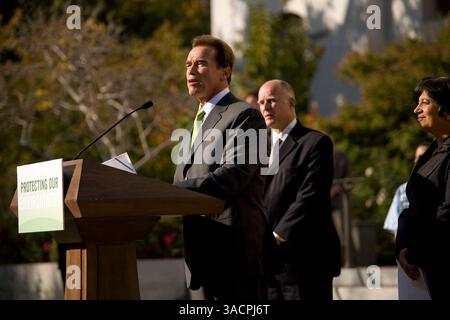 8 novembre 2007 - Sacramento, California, USA - il governatore ARNOLD SCHWARZENEGGER, lungo il lato (a destra) MARY NICHOLS della scheda di controllo della qualità dell'aria e (a sinistra) il procuratore generale JERRY BROWN, ha annunciato che la California ha intentato una causa contro l'Agenzia per la protezione ambientale degli Stati Uniti (EPA) per non aver agito sulla richiesta di rinuncia alle emissioni dallo scarico della California durante il discorso dell'EPA tenuto a Sacr. California, l'8 novembre 2007. (Immagine di credito: © Afton Almaraz/ZUMA Press) Foto Stock