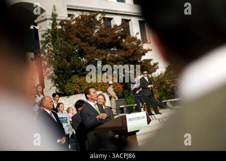 8 novembre 2007 - Sacramento, California, USA - il governatore ARNOLD SCHWARZENEGGER ha annunciato che la California ha intentato una causa contro l'Agenzia per la protezione ambientale degli Stati Uniti (EPA) per non aver agito sulla richiesta di rinuncia alle emissioni allo scarico della California durante il discorso dell'EPA tenuto a Sacr. California, l'8 novembre 2007. (Immagine di credito: © Afton Almaraz/ZUMA Press) Foto Stock