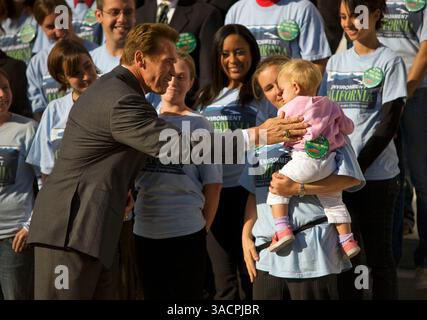 8 novembre 2007 - Sacramento, California, USA - il governatore ARNOLD SCHWARZENEGGER incontra la folla di sostenitori prima del discorso dell'EPA tenuto a Sacr. California, l'8 novembre 2007. Il Governatore ha annunciato che la California ha intentato una causa contro l'Agenzia per la protezione ambientale degli Stati Uniti (EPA) per non aver agito sulla richiesta di rinuncia alle emissioni dallo scarico della California. (Immagine di credito: © Afton Almaraz/ZUMA Press) Foto Stock