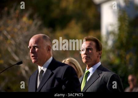 8 novembre 2007 - Sacramento, California, USA - il governatore ARNOLD SCHWARZENEGGER ascolta a sostegno del procuratore generale JERRY BROWN, annunciando che la California ha intentato una causa contro l'Agenzia per la protezione ambientale degli Stati Uniti (EPA) per non aver agito sulla richiesta di rinuncia alle emissioni dallo scarico della California durante il discorso dell'EPA che è stato tenuto a Sacr. California, l'8 novembre 2007. (Immagine di credito: © Afton Almaraz/ZUMA Press) Foto Stock