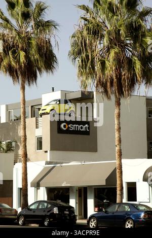 12 novembre 2007 Venice Beach, CA, USA - Smart Car ha aperto il suo primo showroom negli Stati Uniti, che sta chiamando Smart House, su Abbot Kinney a Venezia. Gli acquirenti possono fare una prova su strada e dare un'occhiata a quattro Smart Fortwos in mostra nel monolocale ristrutturato di cui uno parcheggiato sul tetto. L'auto è prodotta da una divisione della Daimler, il gigante tedesco della casa automobilistica. Immagine di credito: © Jonathan Alcorn/ZUMA Press. © Copyright 2007 Jonathan Alcorn Foto Stock