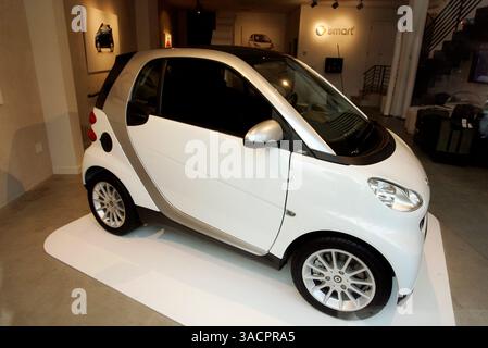12 novembre 2007 Venice Beach, CA, USA - Smart Car ha aperto il suo primo showroom negli Stati Uniti, che sta chiamando Smart House, su Abbot Kinney a Venezia. Gli acquirenti possono fare una prova su strada e dare un'occhiata a quattro Smart Fortwos in mostra nel monolocale ristrutturato di cui uno parcheggiato sul tetto. L'auto è prodotta da una divisione della Daimler, il gigante tedesco della casa automobilistica. Immagine di credito: © Jonathan Alcorn/ZUMA Press. © Copyright 2007 Jonathan Alcorn Foto Stock