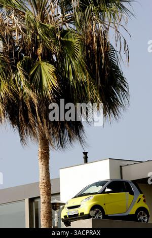 12 novembre 2007 Venice Beach, CA, USA - Smart Car ha aperto il suo primo showroom negli Stati Uniti, che sta chiamando Smart House, su Abbot Kinney a Venezia. Gli acquirenti possono fare una prova su strada e dare un'occhiata a quattro Smart Fortwos in mostra nel monolocale ristrutturato di cui uno parcheggiato sul tetto. L'auto è prodotta da una divisione della Daimler, il gigante tedesco della casa automobilistica. Immagine di credito: © Jonathan Alcorn/ZUMA Press. © Copyright 2007 Jonathan Alcorn Foto Stock