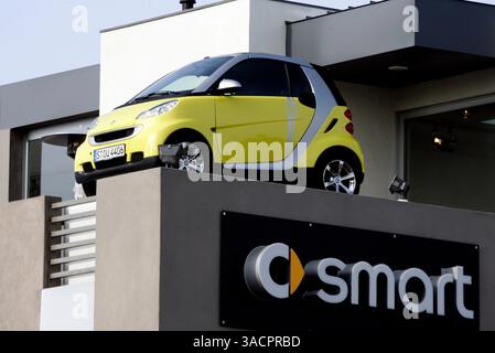 12 novembre 2007 Venice Beach, CA, USA - Smart Car ha aperto il suo primo showroom negli Stati Uniti, che sta chiamando Smart House, su Abbot Kinney a Venezia. Gli acquirenti possono fare una prova su strada e dare un'occhiata a quattro Smart Fortwos in mostra nel monolocale ristrutturato di cui uno parcheggiato sul tetto. L'auto è prodotta da una divisione della Daimler, il gigante tedesco della casa automobilistica. Immagine di credito: © Jonathan Alcorn/ZUMA Press. © Copyright 2007 Jonathan Alcorn Foto Stock