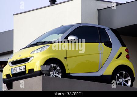 12 novembre 2007 Venice Beach, CA, USA - Smart Car ha aperto il suo primo showroom negli Stati Uniti, che sta chiamando Smart House, su Abbot Kinney a Venezia. Gli acquirenti possono fare una prova su strada e dare un'occhiata a quattro Smart Fortwos in mostra nel monolocale ristrutturato di cui uno parcheggiato sul tetto. L'auto è prodotta da una divisione della Daimler, il gigante tedesco della casa automobilistica. Immagine di credito: © Jonathan Alcorn/ZUMA Press. © Copyright 2007 Jonathan Alcorn Foto Stock