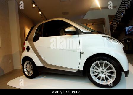 12 novembre 2007 Venice Beach, CA, USA - Smart Car ha aperto il suo primo showroom negli Stati Uniti, che sta chiamando Smart House, su Abbot Kinney a Venezia. Gli acquirenti possono fare una prova su strada e dare un'occhiata a quattro Smart Fortwos in mostra nel monolocale ristrutturato di cui uno parcheggiato sul tetto. L'auto è prodotta da una divisione della Daimler, il gigante tedesco della casa automobilistica. Immagine di credito: © Jonathan Alcorn/ZUMA Press. © Copyright 2007 Jonathan Alcorn Foto Stock