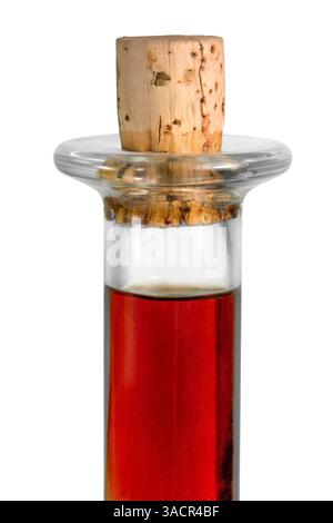 Fotografia in studio di un collo di bottiglia con fluido rosso e tappo in sughero con dorso bianco Foto Stock