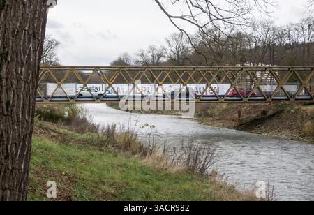 Ponte temporaneo sull'Ahr a Bad Neuenahr, sul luogo in cui il precedente ponte Landgrafenstrassse è stato distrutto dalla catastrofe alluvionale del 2021 sull'Ahr. Foto Stock