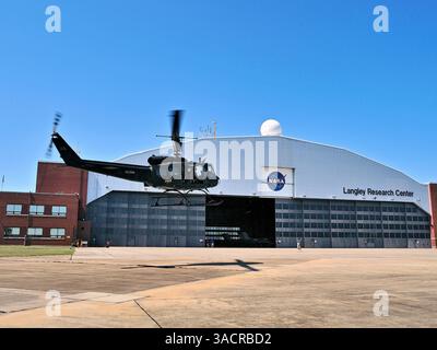 11 agosto 2011 - Cape Canaveral, Florida, Stati Uniti - l'elicottero Bell UH-1H Huey della NASA Langley è tornato al Center Wednesday, dopo un periodo di cinque anni di supporto alle operazioni dello Space Shuttle al Kennedy Space Center. Il lavoro del KSC aggiunse un altro capitolo alla storia di oltre 40 anni dell'Huey. Fu prodotto nel 1968 e, secondo i registri, trascorse parte della sua vita come elicottero MASH (Mobile Army Surgical Hospital) nel Vietnam. L'elicottero, il cui nominativo è N535NA, è arrivato alla NASA Langley nel 1991 come sostituto di un altro elicottero utilizzato principalmente per i test di caduta. Il fi dell'Huey Foto Stock